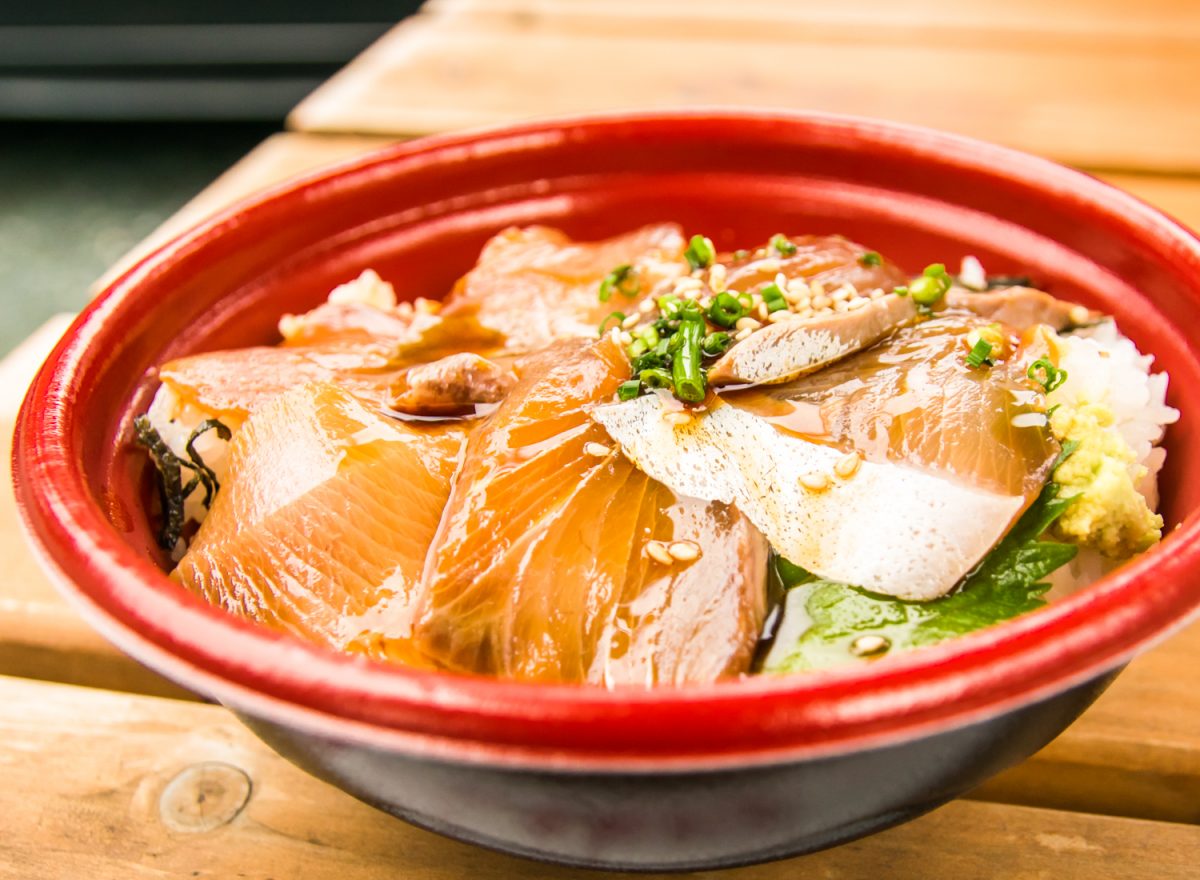 「うおたか」浜松学生に大人気の絶品海鮮丼 たったのワンコインで鮮魚が食べられるワケ