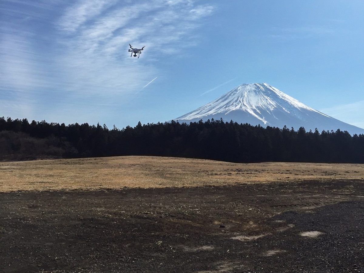 大迫力の富士山へドローンが羽ばたく！ 「あさぎりフードパーク」の飛行場で空中散歩